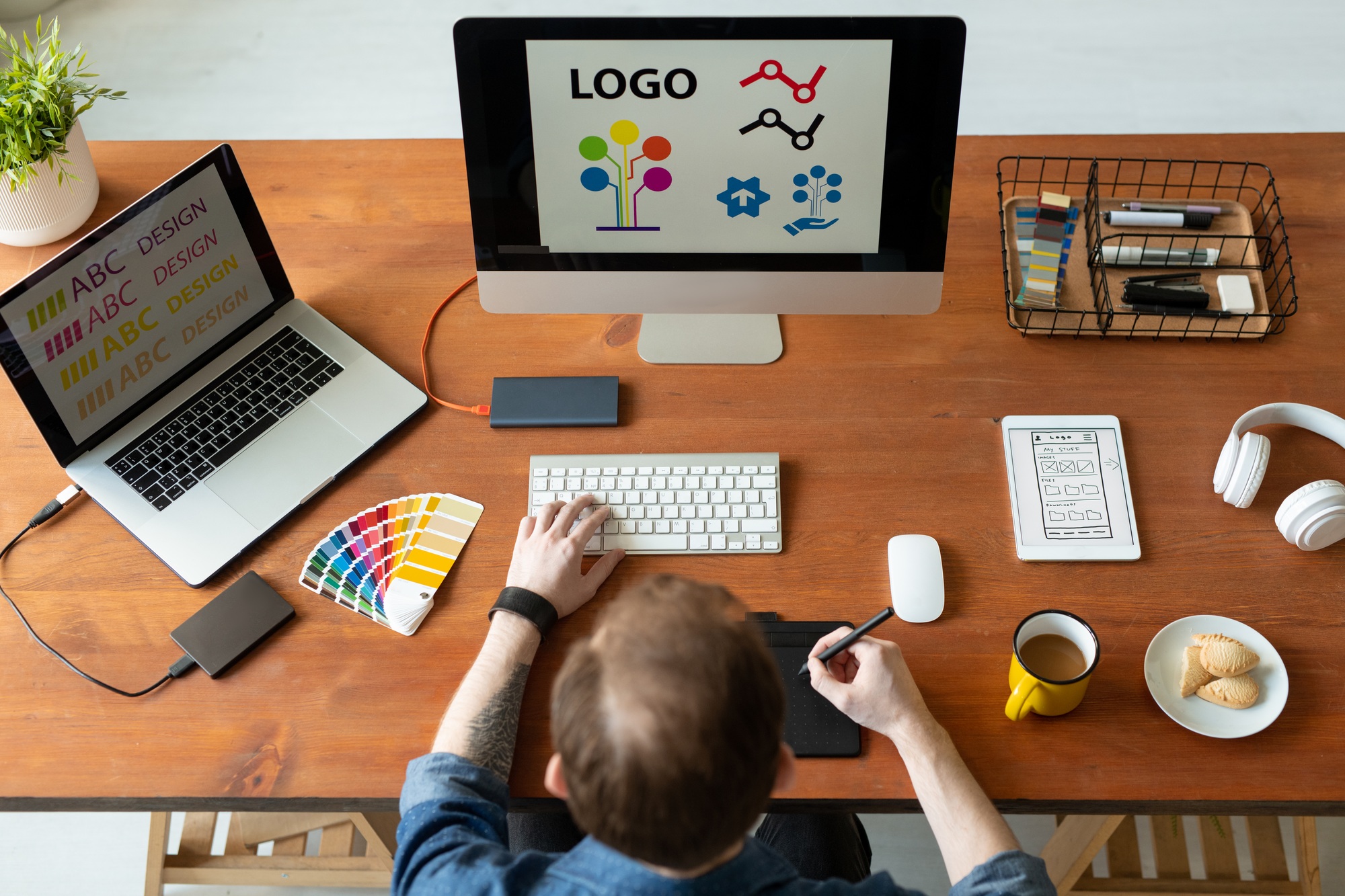 http://Logo%20designer%20at%20work